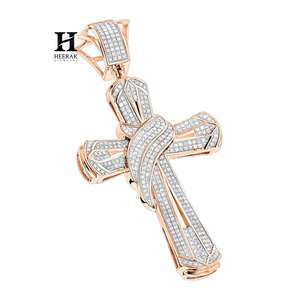 Colgante de cruz con diamantes cultivados en laboratorio, chapado en oro de 14K, estilo hip hop, con cinta drapeada, para hombre. - Product Image 2