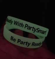 Bracelets en silicone très demandés pour les événements religieux ou les programmes communautaires, disponibles en gros depuis l'Inde