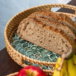 Plateau de service rond en rotin avec incrustation de nacre |   Plateau en mosaïque tissé à la main |   Plateau décoratif en osier laqué, panier à nourriture - Product Image 3