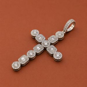 Colgante de cruz HipHop de plata de ley 925 con diamantes de moissanita y circonitas - Product Image 2