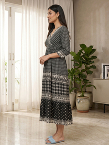 Robe à volants en polyester à motif floral pour femme, noire, manches trois quarts, col superposé, mode décontractée, robe d'été à volants style western - Product Image 3