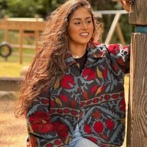 Chaqueta Suzani Hecha a Mano para Mujer, Abrigo con Cuello y Bordado Floral, Prenda Exterior Acolchada Estilo Bohemio para Festivales - Product Image 1