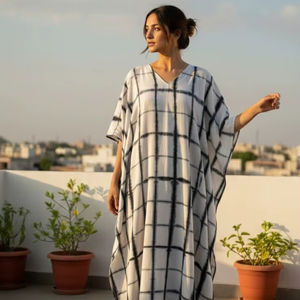 ชุดเดรสยาวทรงตรงคอวีผ้าฝ้าย 100% เป็นมิตรกับสิ่งแวดล้อมสำหรับผู้หญิง ตัดเย็บด้วยมือ ทรงหลวม ระบายอากาศได้ดี ซักได้ เหมาะสำหรับกิจกรรมกลางแจ้ง รับผลิตแบบ ODM - Product Image 1