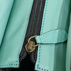 Bolso Bandolera de Cuero Genuino con Diseño Floral y Letras Hechas a Mano, Estilo Occidental, Compacto, para Mujer, de Diseñador - Product Image 4