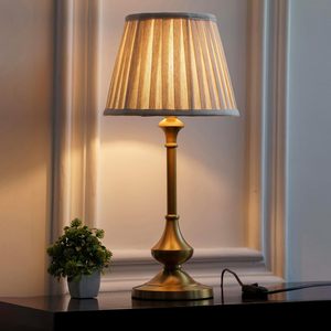 Lampe de table décorative en laiton finition antique avec abat-jour plissé blanc élégant pour salon, chambre à coucher, chevet, bureau, maison - Product Image 4