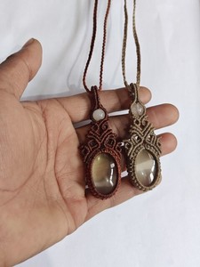 Collier pendentif en macramé fait main avec pierres précieuses, bijoux bohèmes tribaux, cordon tressé en pierre naturelle, bijoux artisanat hippie, cadeau - Product Image 1