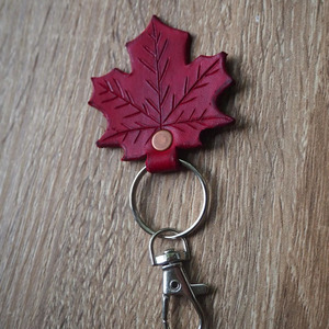 Accesorio de lectura premium al por mayor con diseño de hoja de arce en cuero artesanal para marcar páginas con estilo, en venta. - Product Image 5
