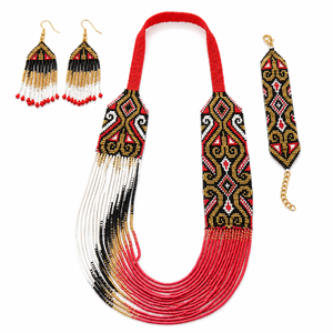 Collier élégant en perles de verre, fait main avec des perles vibrantes, des designs stylés et une artisanat de qualité. - Product Image 1