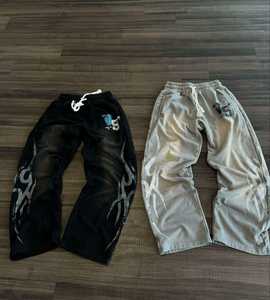 Pantalon de survêtement vintage personnalisé pour homme en molleton bouclette 100 % coton, taille élastique, coupe évasée, imprimé sérigraphié effet vieilli, effet pierre, pour l'hiver - Product Image 1