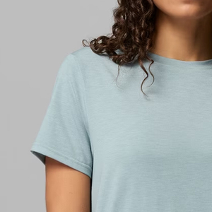 Chemise à manches courtes pour femme, élément essentiel élégant de la garde-robe, design chic pour l'été, col en V, matière confortable avec logo. - Product Image 3