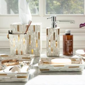 Juego de Accesorios de Baño de Nácar Real, con un Aspecto Majestuoso y Detalles Luminosos - Product Image 1