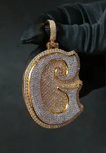 Colgante con Letra Inicial "G" de Moissanita Real de Corte Redondo de 3 Quilates, Chapado en Oro Amarillo de 14K - Product Image 4