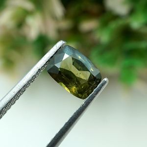 พลอยไพลินสีเขียวอมฟ้าธรรมชาติทรงคุชชั่น ขนาด 6.5x4.5x3 มม. น้ำหนัก 0.86 กะรัต สำหรับทำเครื่องประดับที่ไม่เหมือนใคร - Product Image 6