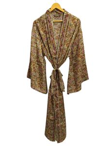 Kimono de Seda Hecho a Mano con Parches de Sari, Túnica Larga para Dormir o como Cubrebaño, Kimono de Seda Sari Reciclada Vintage Hecho a Mano en India - Product Image 2