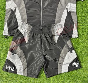 ชุดวอร์มกีฬาสีดำและสีเทา – เสื้อแจ็คเก็ตแบบซิปเต็มตัว + กางเกงขาสั้นเข้าชุด ผลิตจากโพลีเอสเตอร์ผสมที่ระบายอากาศได้ดี เหมาะสำหรับออกกำลังกาย ลำลอง และฝึกซ้อม - Product Image 6