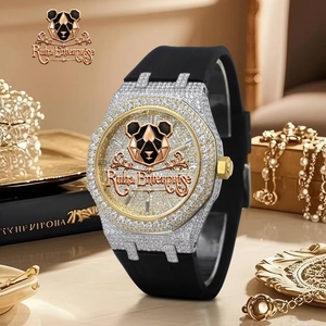 Montre analogique pour homme avec un cadran incliné, un bracelet en silicone flexible et un style de boîtier distinctif - Product Image 6