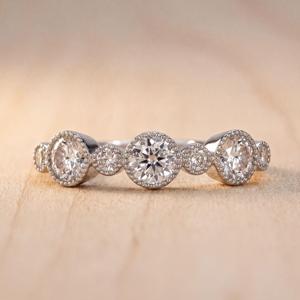Bague de fiançailles pour femme en or massif 10K, 14K, 18K avec 7 diamants ronds brillants de laboratoire, couleur E, clarté VVS, 0,77 ct - Product Image 1