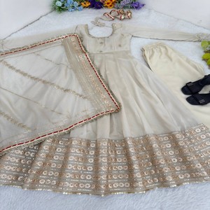 VASTRA COTTAGE Conjunto de Vestido Anarkali de Seda Chinon con Bordado de Lentejuelas, Pantalón de Crepé y Dupatta Bordada, Vestido de Fiesta Elegante - Product Image 2