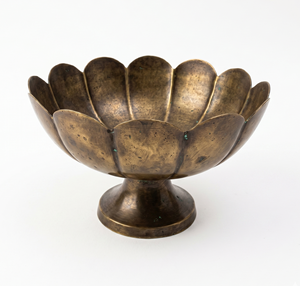 Bol sur piédestal en laiton sculpté au design vintage, fait main, vaisselle décorative en métal, bol de service - Product Image 6