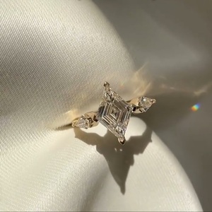 Bague en or rose 14 carats avec diamant de laboratoire certifié IGI, taille losange 1,50 carat et pierres latérales en forme de cerf-volant, style classique pour fiançailles féminines - Product Image 1