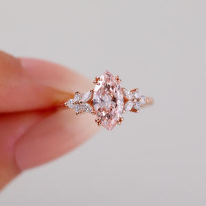 Bague de fiançailles en moissanite plaquée or rose, taille marquise, sertie de griffes, motif floral, style romantique pour femme - Product Image 1