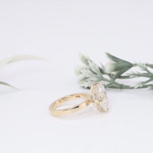 Anillo de compromiso de lujo de oro amarillo con diamante de laboratorio de corte cojín alargado, halo oculto, banda ancha y solitario, regalo de aniversario exquisito - Product Image 2