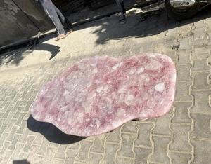 Mesa de Comedor de Lujo con Tapa de Cuarzo Rosa Natural, Hecha a Mano, con Borde Natural, Mueble Moderno de Piedra Preciosa para Decoración de Comedor - Product Image 2