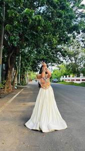 Conjunto Tradicional Indio de Lehenga de Rayón, Estilo Navratri, Largo hasta el Suelo, con Bordado de Gota Patti, Encaje y Espejos, Blusa sin Arrugas - Product Image 2