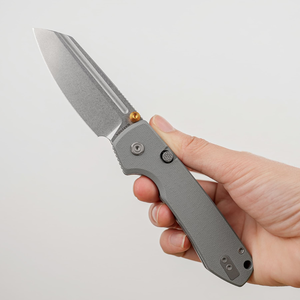 Navajas Plegables con Mango Texturizado Gris, Hoja Estilo Tanto con Acabado Stonewashed, Apertura con Perno de Pulgar y Agarre Ergonómico para Actividades al Aire Libre - Product Image 5