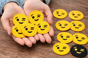 Parche Bordado de Cara Sonriente Haciendo Ojos de Grito – 10 Colores, Aplique Termoadhesivo/Para Coser para Mochila, Ropa, Sombrero, Juguete - Product Image 4