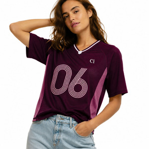 Camiseta deportiva de malla transpirable personalizada con hombros caídos, estilo boxy, con gráfico de fútbol, para mujer, oversize, estilo Y2K retro, top para el día del partido. - Product Image 3