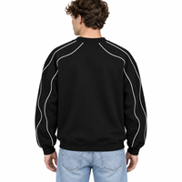 Sweat-shirt réfléchissant surdimensionné avec détails de piping réfléchissant, tissu doux, coupe décontractée et style streetwear moderne.