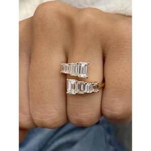 Anillo de compromiso de banda abierta de oro amarillo macizo con diamante de corte esmeralda, anillo llamativo con diamante cultivado en laboratorio, regalo de boda de lujo - Product Image 1