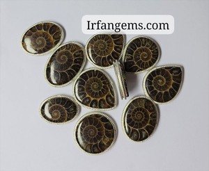 Pendentif en laiton rainuré avec cabochon d'ammonite 100% naturelle de qualité supérieure, lot de pendentifs en macramé d'ammonite, prix de gros - Product Image 4