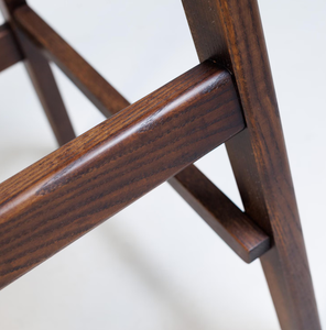 Tabourets de bar gris foncé rembourrés avec dossier, structure en bois massif et bandes tissées en similicuir pour une utilisation en cuisine à la maison ou à l'hôtel - Product Image 4