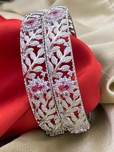 Brazalete de latón de diseño moderno más vendido, con acabado de alto brillo, ajustable, accesorio de moda disponible a un precio competitivo. - Product Image 3