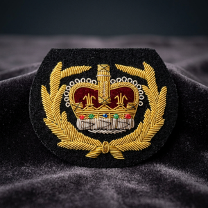 Insignia Bordada Personalizada con Corona y Corona de Laurel, Parche de Tela Cosido para Uniformes y Prendas - Product Image 2