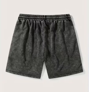 Pantalones cortos lavados para hombre con diseño de estampado cruzado de tonos oscuros, estilo vintage, color liso, ideales para uso diario. - Product Image 2