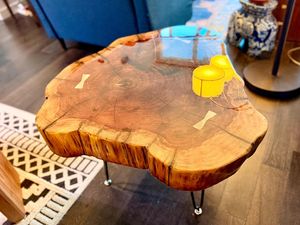 Mesa de centro de resina de cedro Sunset – Mesa artesanal de corte de árbol con borde natural y mesa auxiliar de madera rústica con borde natural estilo mariposa - Product Image 1