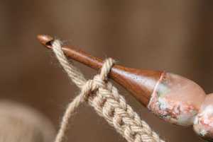 Crochets à crochetage en bois dur faits à la main Curio Craft avec poignées en résine 3,5 mm-6 mm – Outils de tricot pour l'artisanat DIY et les objets d'art de collection - Product Image 3