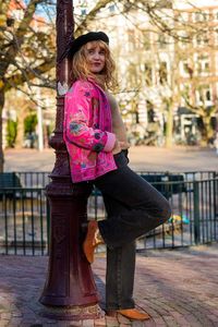 Veste en coton rose vif brodée, motif floral Suzani, réversible, col montant en satin, matelassée, logo personnalisé RAJASTHANI - Product Image 3