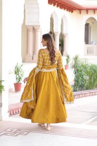 Robes Anarkali pour femmes, dernières tendances, en soie Vichitra NC, richement ornées de paillettes et de broderies Zari, pour mariage. - Product Image 2