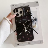 Étui de téléphone portable personnalisable en peluche multicolore avec papillon pour poignet, compatible avec iPhone 12 13 14 15 16 17 Pro Max – Accessoire