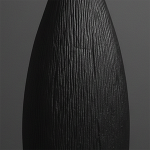 Magnifique vase à fleurs en métal noir texturé, avec un motif ressemblant à une écorce et une silhouette élancée et élégante pour la décoration intérieure moderne. - Product Image 6