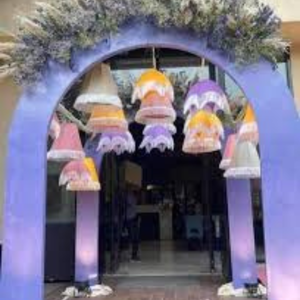 une arche décorative de couleur violette, partie intégrante de la décoration intérieure - Product Image 1