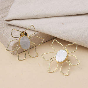 Pendientes de botón florales de latón chapado en oro hechos a mano con centro de piedra natural, modernos y artísticos, para mujer - Product Image 1