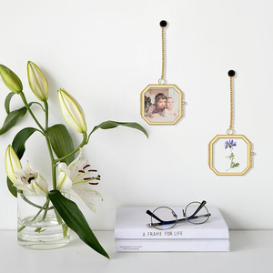 Mini cadre photo suspendu décoratif en verre et laiton pour la décoration de la maison et du bureau, cadre très vendu en gros pour l'exportation, qualité supérieure - Product Image 2