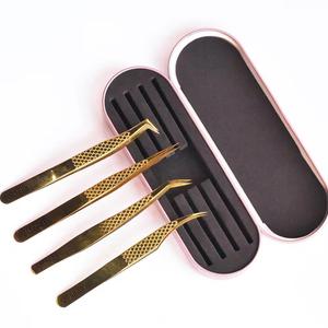 Pinzas para Pestañas con Baño de Oro y Mango Texturizado Negro, Punta Suave para una Aplicación Precisa - Product Image 6