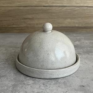 Mantequillera Artesanal con Acabado Glaseado Moteado, Tapa Redonda, Agarre Suave, Plato para Servir, Elegante Almacenamiento de Mantequilla para la Encimera de la Cocina - Product Image 1