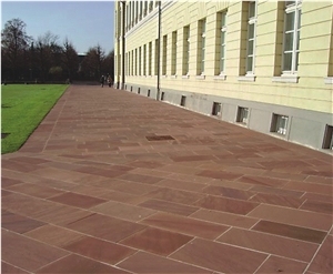Dalles de pavage en pierre de grès rouge Mandana naturelle Shivara Stones - Dalles indiennes modernes à surface fendue et finition sciée, découpées à la machine - Product Image 2